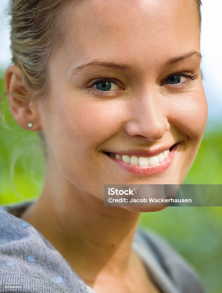 Close-up de uma linda jovem mulher sorrindo - Foto de stock de 20-24 Anos royalty-free