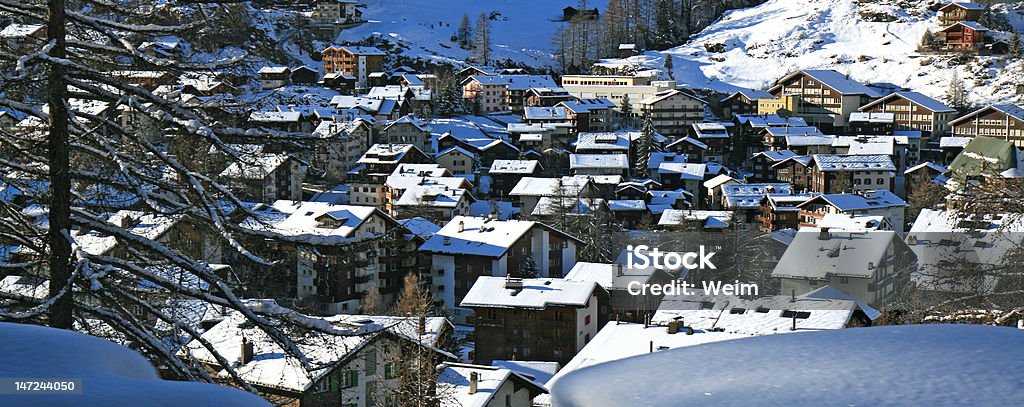 Alpes suíços Panorama - Foto de stock de Aldeia royalty-free