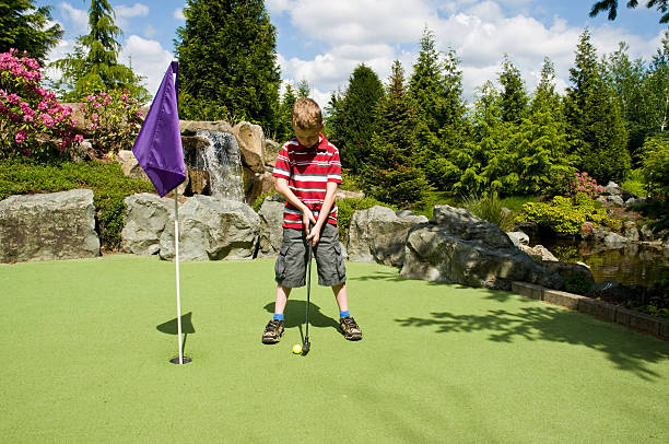 putt-putt de golf - practicing golf putting golf flag fotografías e imágenes de stock