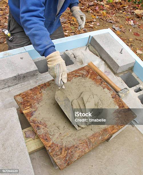 Foto de Mason Carregando Colher De Pedreiro Com Cimento e mais fotos de stock de Adulto - Adulto, Casa, Cimento