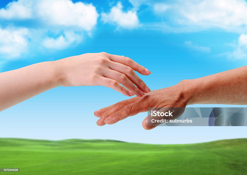 Il tocco delle mani tra vecchio e giovane - Foto stock royalty-free di Adulto