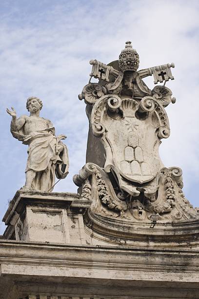 istock Saint of the Bernini's monumental colonnade 147244704