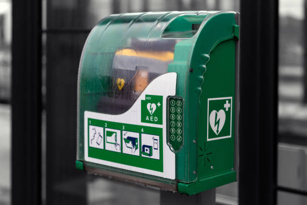 istock Defibrillator AED in kast met groen wit symbool 1472451465
