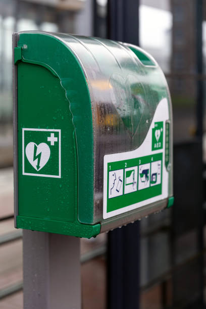 istock Defibrillator AED in kast met groen wit symbool 1472451477