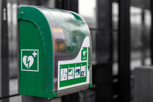 istock Defibrillator AED in kast met groen wit symbool 1472451478