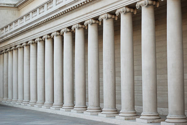 jónico colunas - law column courthouse greek culture imagens e fotografias de stock