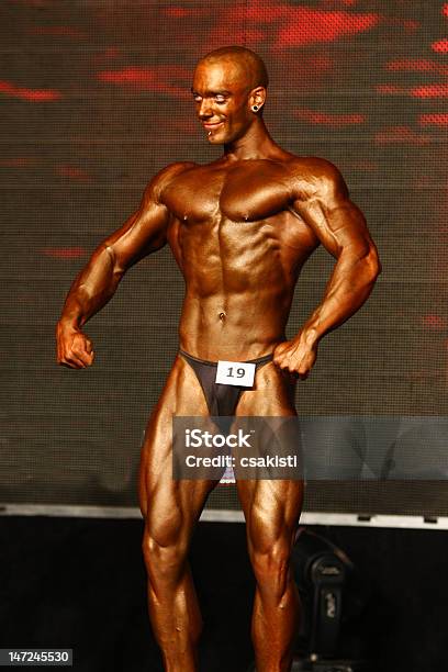 Bodybuilder Posando Foto de stock y más banco de imágenes de Adulto - Adulto, Adulto joven, Amateur