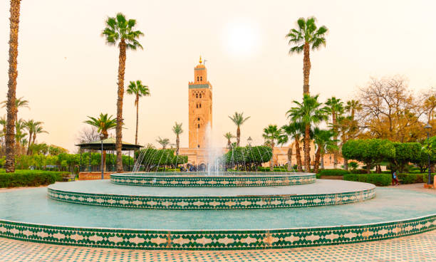 Minarete de la mezquita Koutoubia-Turismo en Marrakech, Marruecos - foto de stock