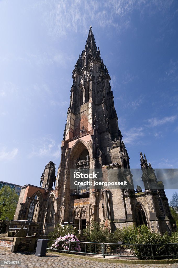 Dietro la chiesa di San Nicola di Amburgo - Foto stock royalty-free di Amburgo