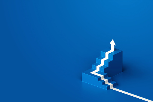 Flecha blanca hacia arriba con escalera azul sobre fondo de piso azul, flecha 3D subiendo por una escalera, escaleras 3d con flecha hacia arriba, renderizado 3d photo
