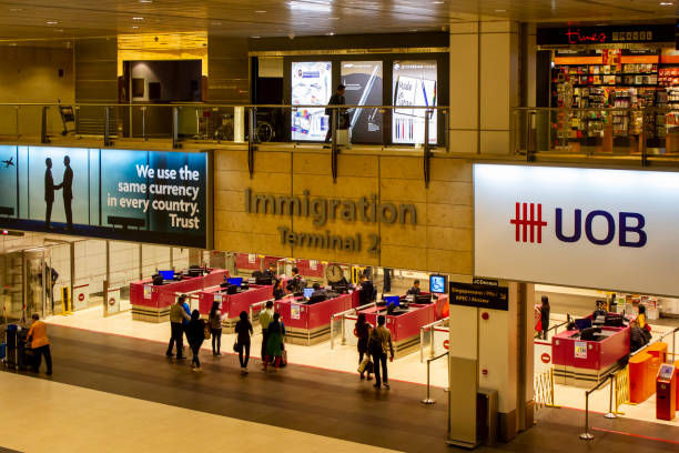 vista del controllo dell'immigrazione all'aeroporto internazionale changi di singapore. - editorial asia singapore tourist foto e immagini stock