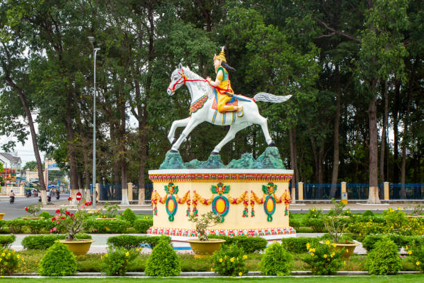 statue von siddhartha prinz reiten weißes pferd am tay ninh heiligen stuhl (cao dai great temple) im zentrum von tay ninh city, vietnam. - caodaism stock-fotos und bilder