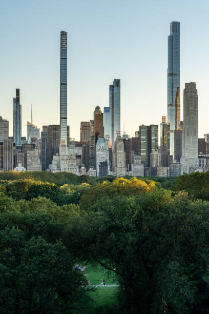vie verticale - dusk people manhattan new york city photos et images de collection