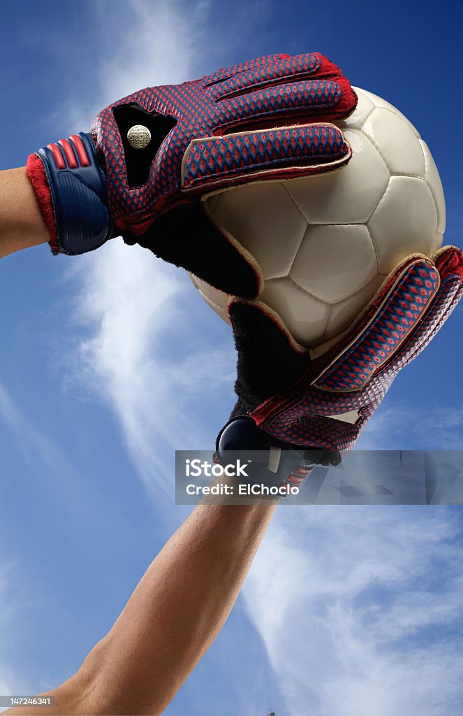 Portiere di prendere la palla - Foto stock royalty-free di Portiere - Posizione sportiva