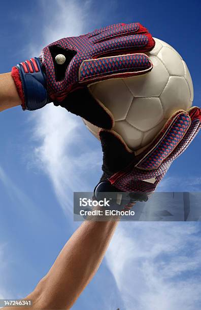 Portiere Di Prendere La Palla - Fotografie stock e altre immagini di Portiere - Posizione sportiva - Portiere - Posizione sportiva, Calcio - Sport, Palla sportiva