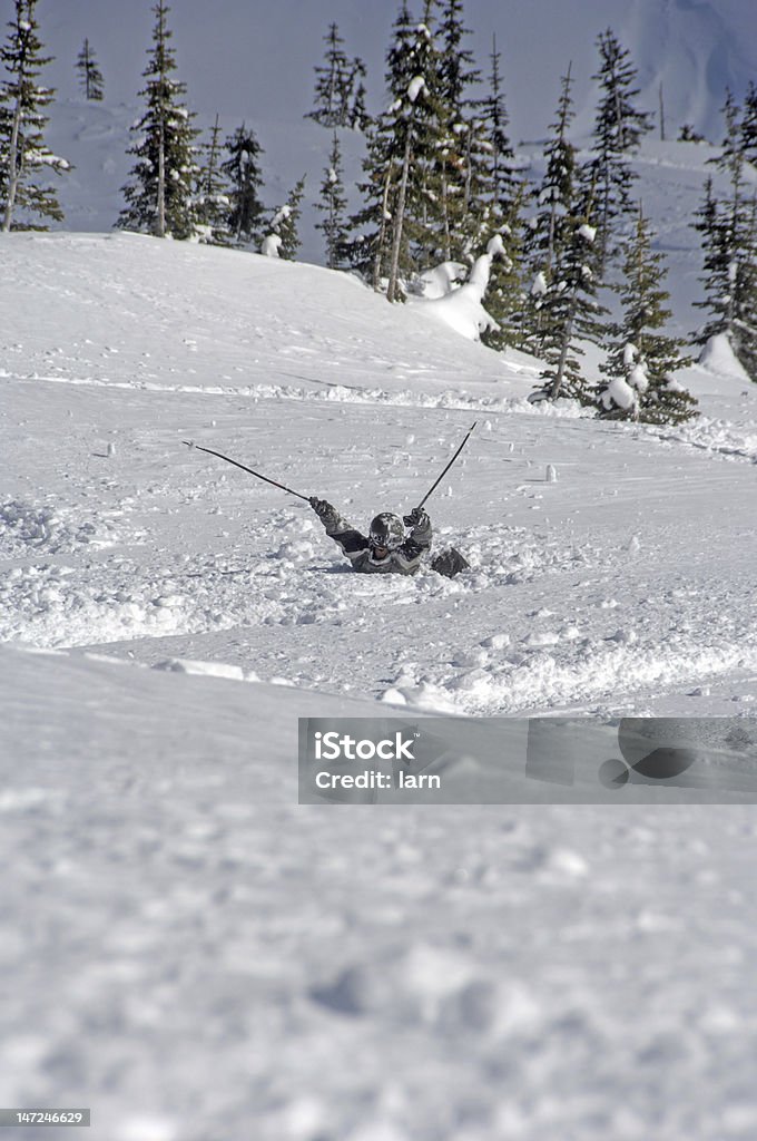 Esquiador falls na neve profunda - Foto de stock de Esqui - Equipamento esportivo royalty-free