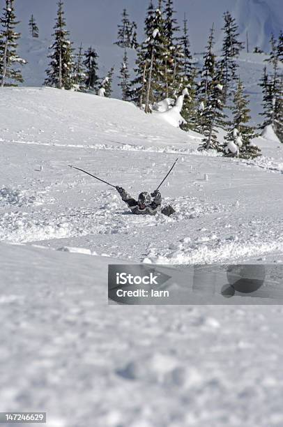 Foto de Esquiador Falls Na Neve Profunda e mais fotos de stock de Esqui - Equipamento esportivo - Esqui - Equipamento esportivo, Esqui - Esqui e snowboard, Quebrar