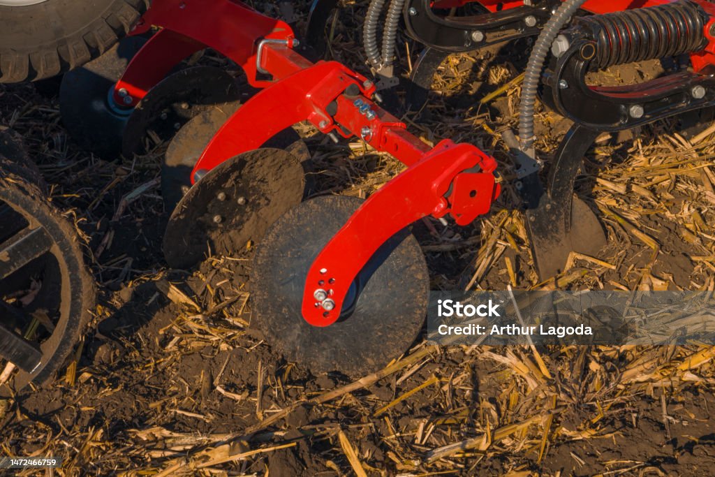 Autumn soil cultivation, grain sowing and fertilization. Tillage unit, close-up details. Agro-industrial sector. Cultivator, coulters and discs. Equipment at work. - Royalty-free Adubo - Equipamento Agrícola Foto de stock