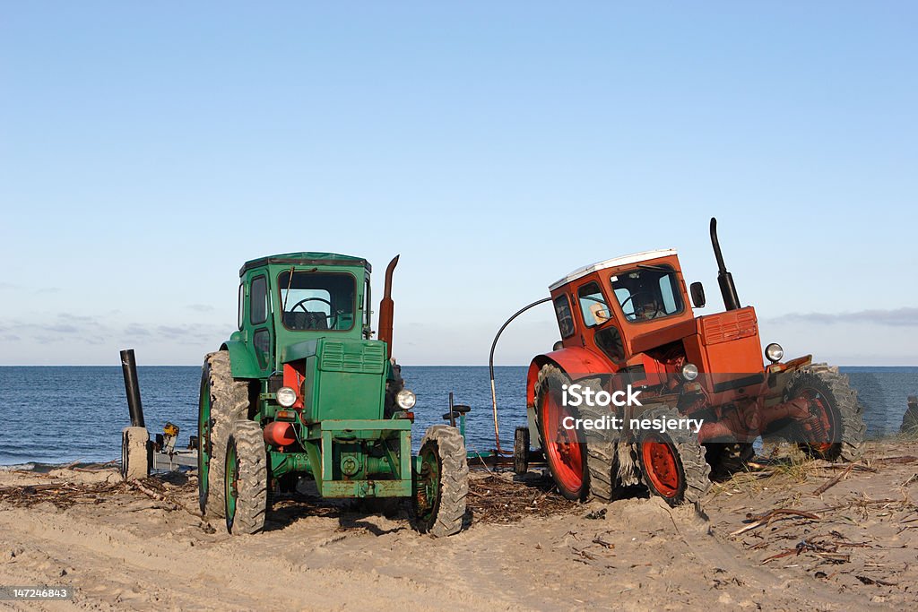 Los tractores un una playa - Foto de stock de Aire libre libre de derechos