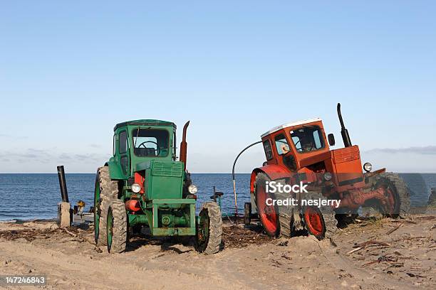 Los Tractores Un Una Playa Foto de stock y más banco de imágenes de Aire libre - Aire libre, Arena, Azul