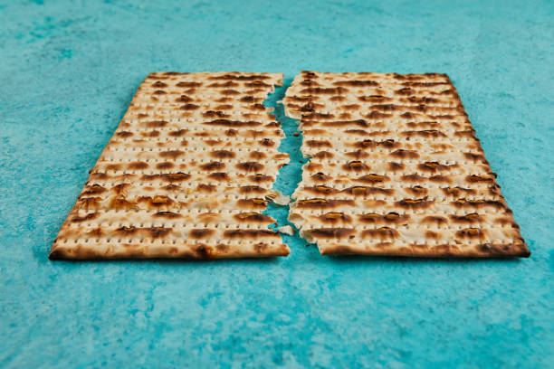 concept de célébration de pessah - fête juive de pessah. place matzah brisée en deux - seder passover seder plate matzo photos et images de collection