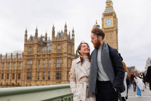 влюбленная пара гуляет по улицам лондона - couple autumn embracing bridge стоковые фото и изображения