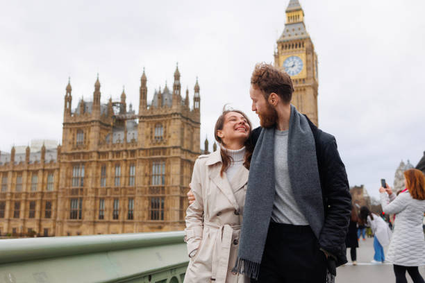 влюбленная пара гуляет по улицам лондона - couple autumn embracing bridge стоковые фото и изображения