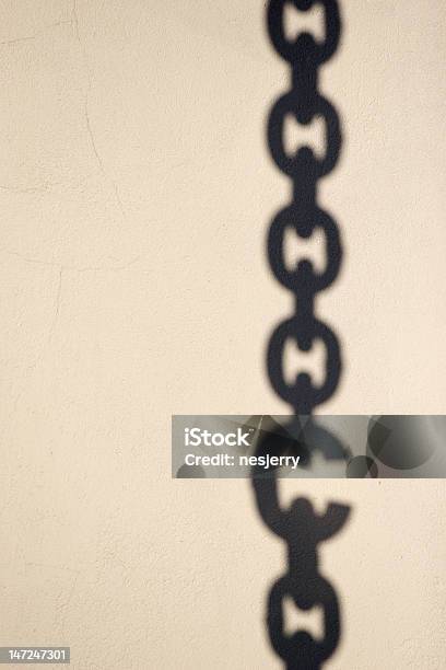 Sombra De Cadeia Com Ligação Quebrada Na Parede - Fotografias de stock e mais imagens de A Chain Is As Strong As Its Weakest Link - Expressão inglesa - A Chain Is As Strong As Its Weakest Link - Expressão inglesa, Corrente, Branco