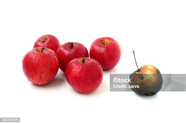Manzanas En Un Grupo Foto de stock y más banco de imágenes de Amarillo - Color - Amarillo - Color, Blanco - Color, Color negro