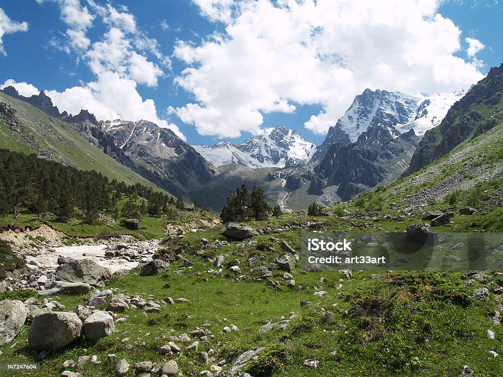 O Vale de um rio de montanha - Foto de stock de Alpes europeus royalty-free