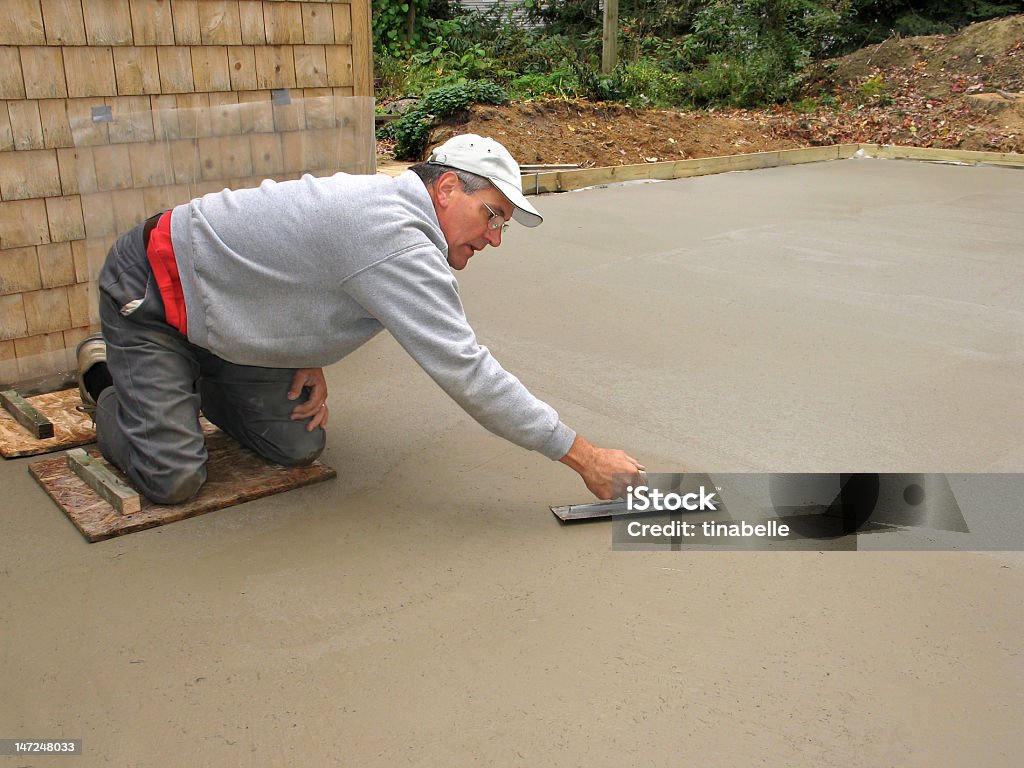 Człowiek wykańczającej betonowej - Zbiór zdjęć royalty-free (Betonowy)