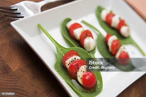 Mozarela Tomate E Salada De Espinafre - Fotografias de stock e mais imagens de Alimentação Saudável - Alimentação Saudável, Comida, Comida italiana