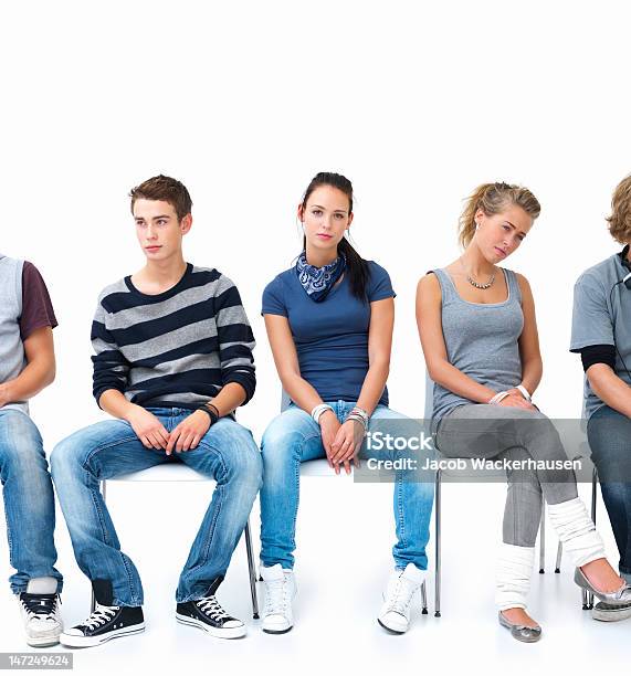 男性と女性の椅子に座ってライン - 20-24歳のストックフォトや画像を多数ご用意 - 20-24歳, 20代, 5人