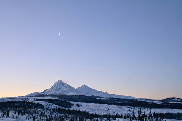 tre sorelle "alba - cascade range mountain alpenglow winter foto e immagini stock
