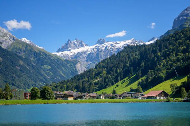 engelberg con il lago eugeni - switzerland european alps mountain alpenglow foto e immagini stock