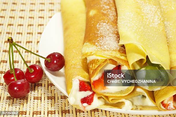 Pfannkuchen Mit Beeren Stockfoto und mehr Bilder von Aufschäumen - Aufschäumen, Banane, Beere - Obst