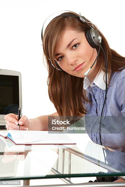 Frau Mit Headset Im Büro Stockfoto und mehr Bilder von Am Telefon - Am Telefon, Arbeiten, Attraktive Frau