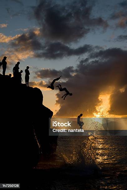 Jumping Im Waimea Bay Stockfoto und mehr Bilder von Spaß - Spaß, Hawaii - Inselgruppe, Teenager-Alter