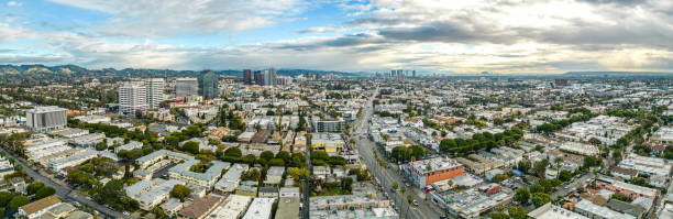 santa monica, área residencial urbana de los angeles. vista de drone para o oceano pacífico e centro da cidade - santa monica california route 1 pacific coast highway - fotografias e filmes do acervo