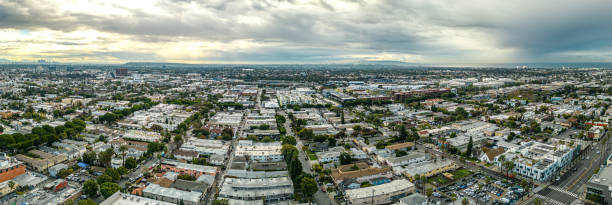 santa monica, área residencial urbana de los angeles. vista de drone para o oceano pacífico e centro da cidade - santa monica california route 1 pacific coast highway - fotografias e filmes do acervo