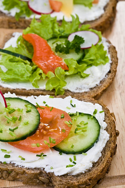 pão integral com queijo, legumes e salmão defumado - sandwich salmon 7 grain bread healthy eating - fotografias e filmes do acervo