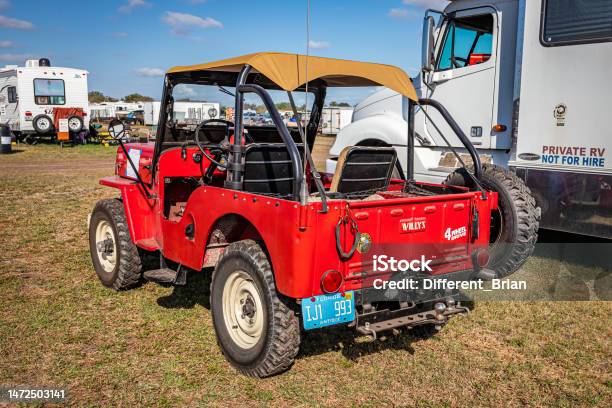 1959 Willys Jeep Cj3b - Fotografie stock e altre immagini di 4x4 - 4x4, Ambientazione esterna, Angolo - Descrizione