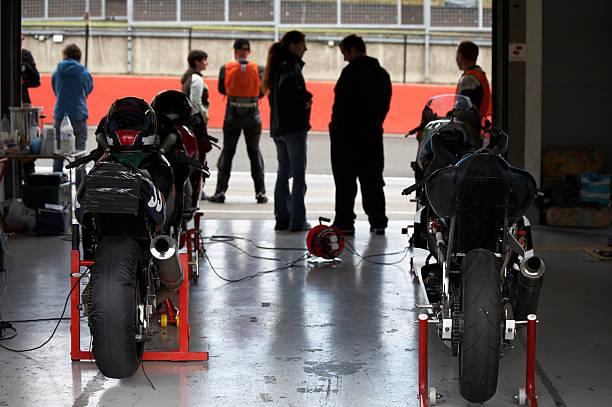 pit 소로 거라지 - sports venue motorcycle motorized sport racecar 뉴스 사진 이미지