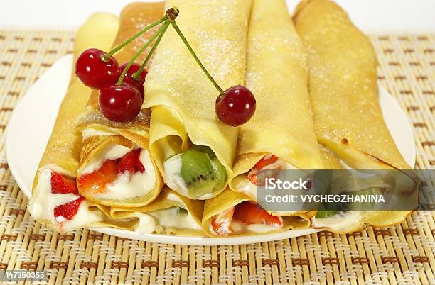 Panquecas De Queijo Com Creme Chantilly Cheia - Fotografias de stock e mais imagens de Alimentação Saudável - Alimentação Saudável, Almoço, Açúcar