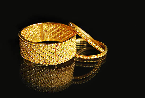 bracciali - indian ethnicity indian culture jewelry gold foto e immagini stock