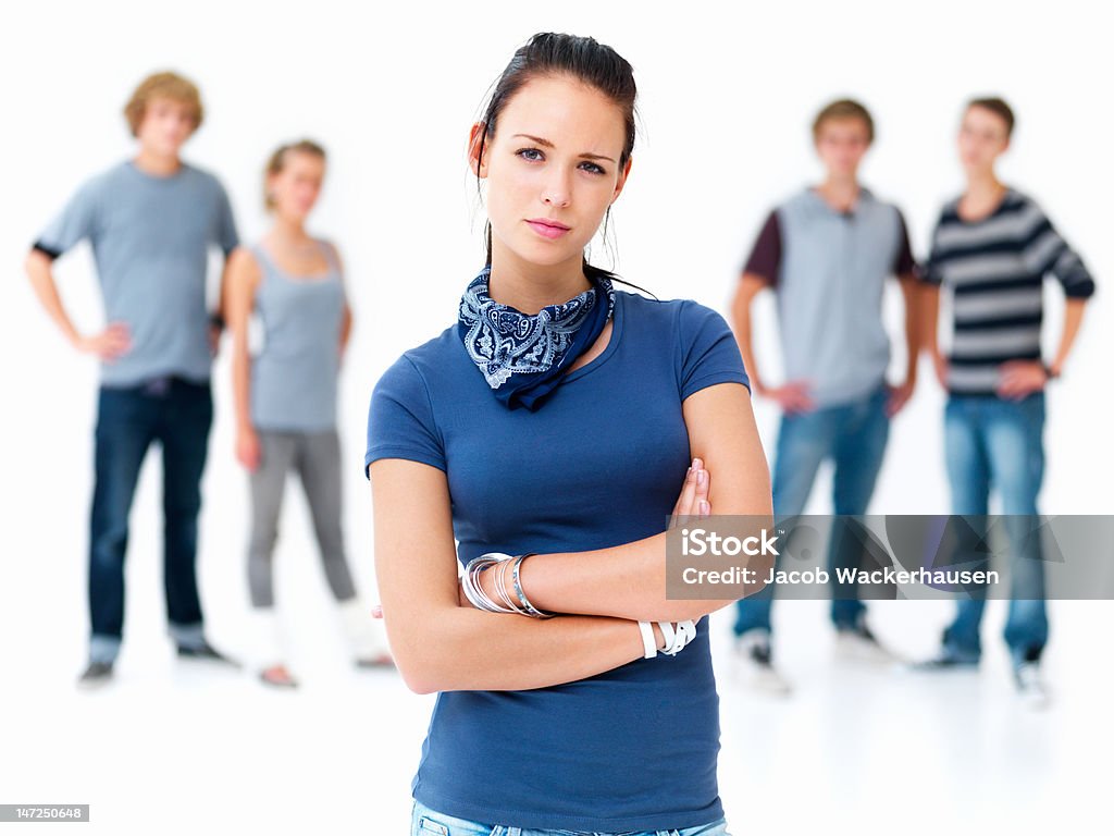 Schöne Junge Frau stehend und Freunden im Hintergrund - Lizenzfrei Arme verschränkt Stock-Foto