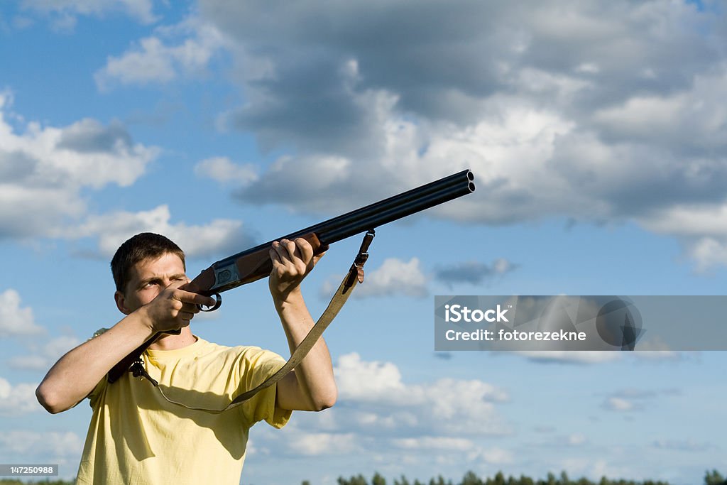 Europäischer Abstammung Mann Zielen. Bewölkten Himmel im Hintergrund. - Lizenzfrei Gewehr Stock-Foto