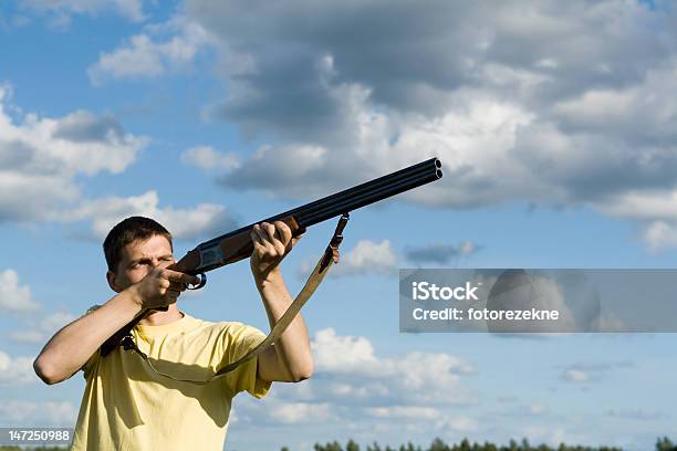 Europäischer Abstammung Mann Zielen Bewölkten Himmel Im Hintergrund Stockfoto und mehr Bilder von Gewehr