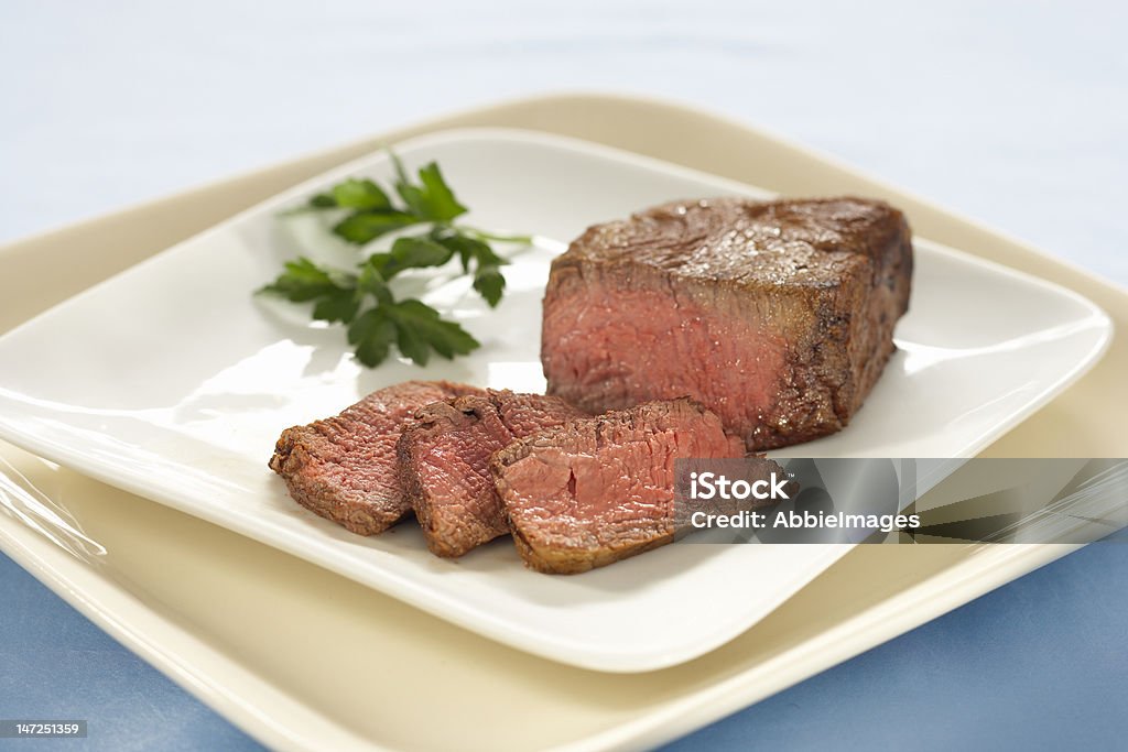 Fatias de carne em um prato e - Royalty-free Bife Foto de stock