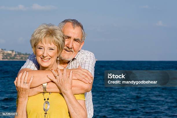 Sorridente Seniors De Férias - Fotografias de stock e mais imagens de Abraçar - Abraçar, Amor, Ao Ar Livre